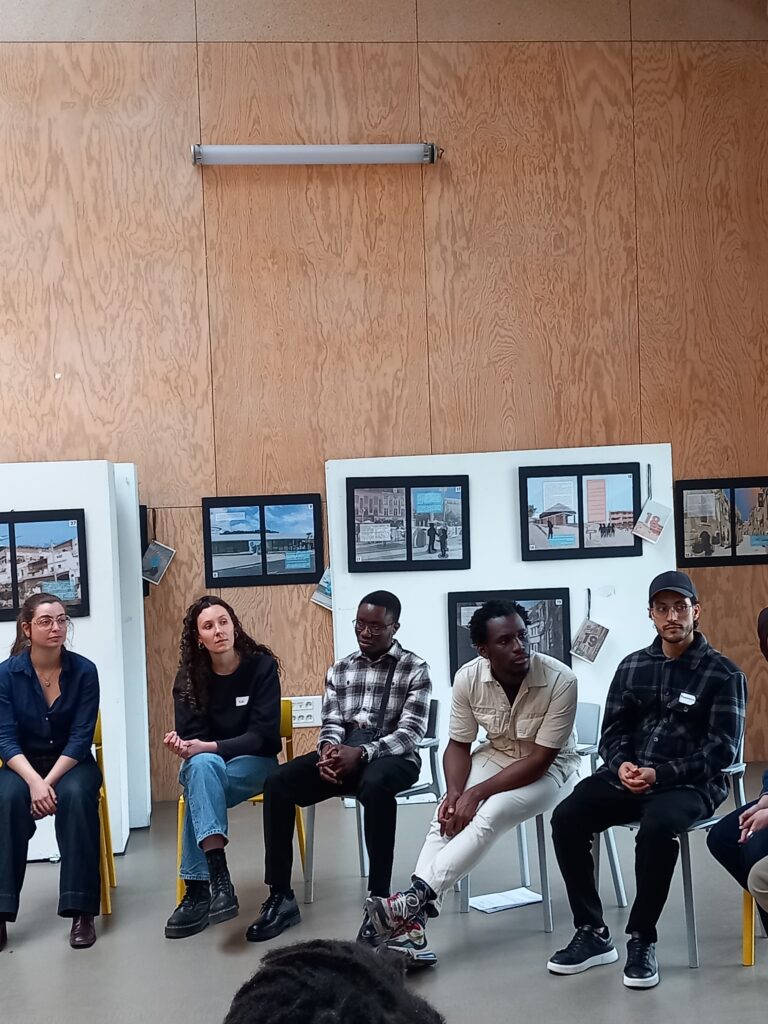 groupe de jeune participant à l'étape 1 du Tour de la Démocratie